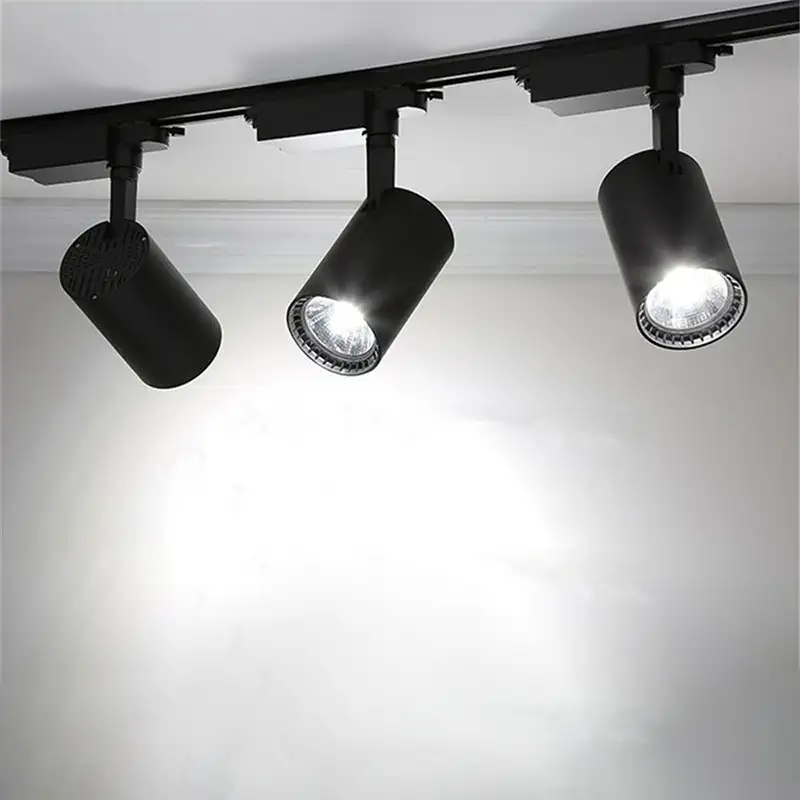 Có hình dạng ống tròn và được gắn trên thanh ray